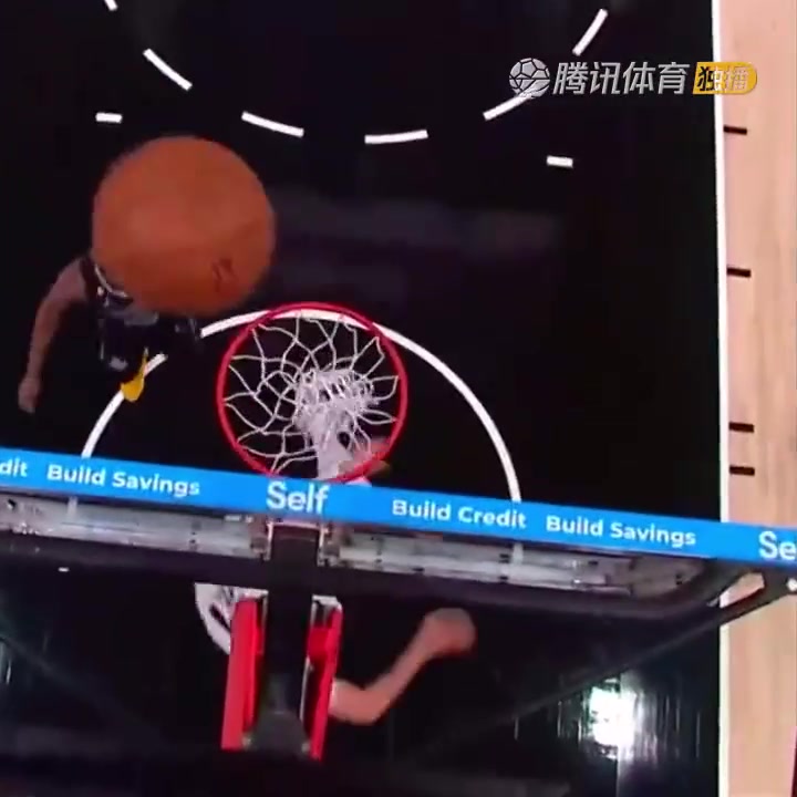 罕見(jiàn)一幕！努爾基奇拋投 球神奇停在籃板上沿 看呆凱爾登?。ㄅ瑺柣婕\）